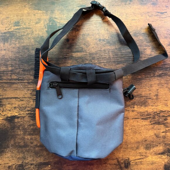 E9 Climbing/Bouldering Chalk Bag w/ Adjustable Strap & Chalk Brush | Navy/Black - Picture 4 of 10
